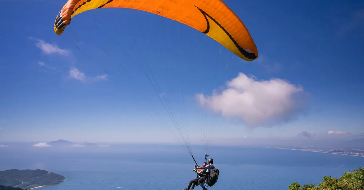Les Meilleurs Équipements pour Votre Premier Saut en Parachute