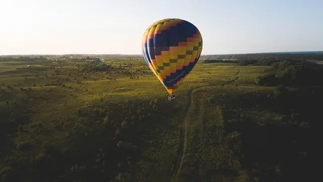 Comment bien choisir son parachute pour un saut réussi
