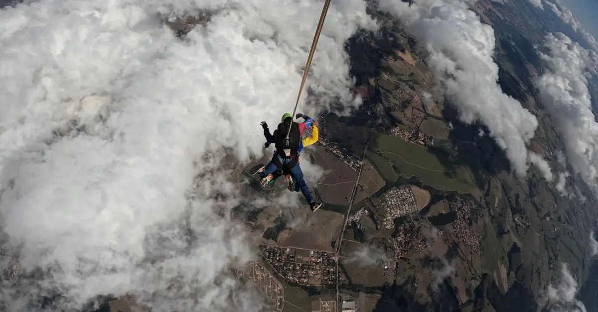 Comment bien se préparer pour un saut en parachute réussi