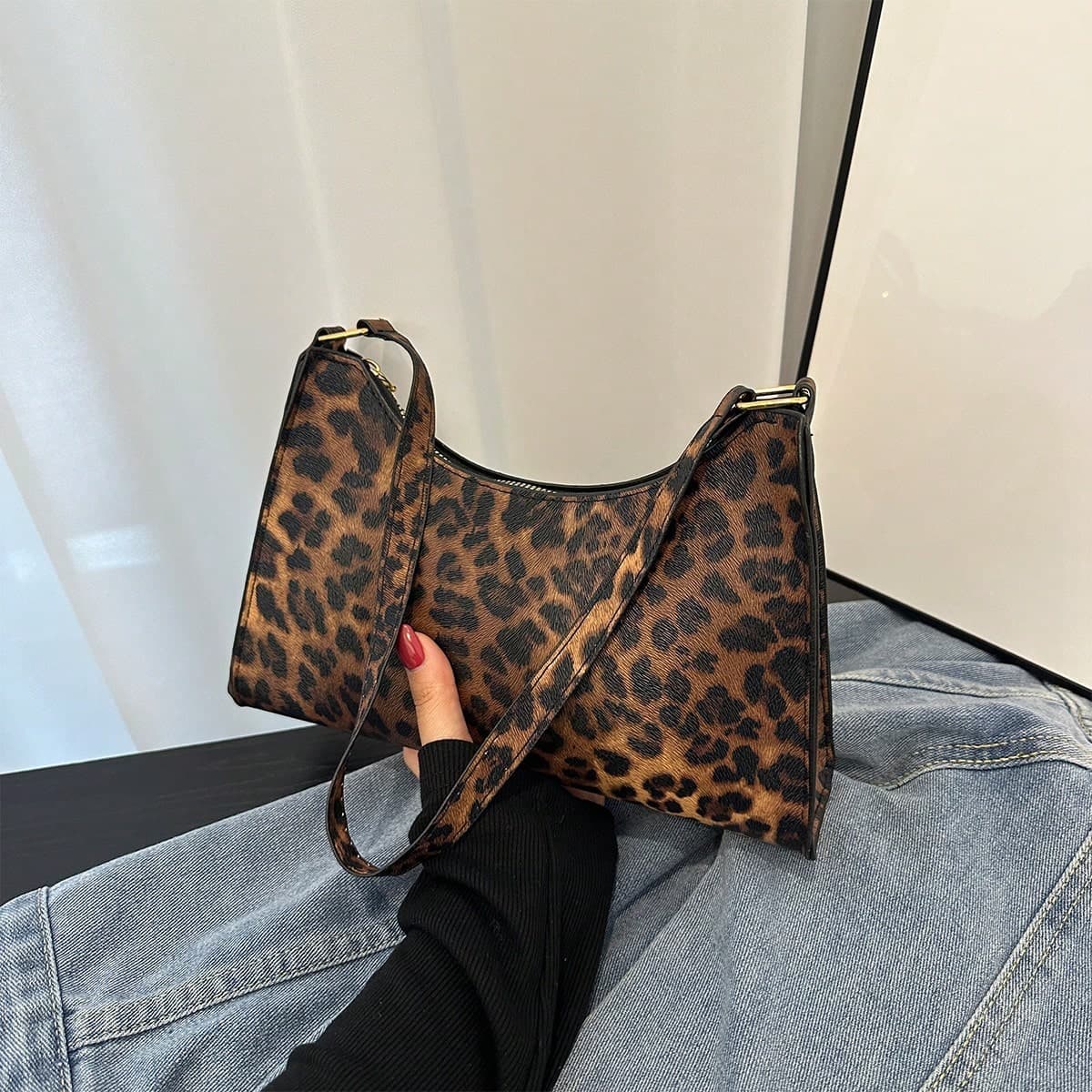 Nouveau sac à aisselle léopard à la mode, sac léger décontracté d'affaires, approprié pour les étudiantes, novices et femmes de bureau. Idéal